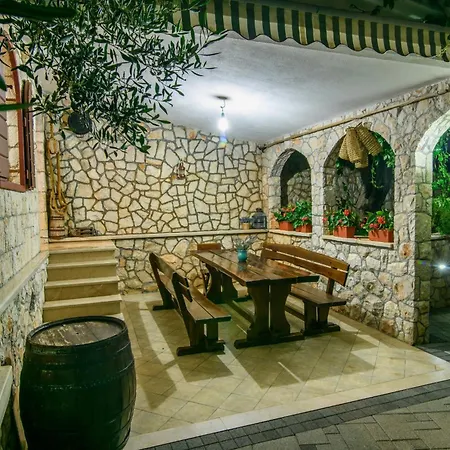 Family-friendly With Swimming Pool Okrug Gornji, Ciovo - 18827 טרוגיר